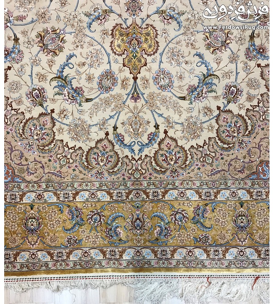 فرش دستباف 9 متری اصفهان با طرح سنتی و رنگ های طبیعی مناسب دکوراسیون کلاسیک و مدرن