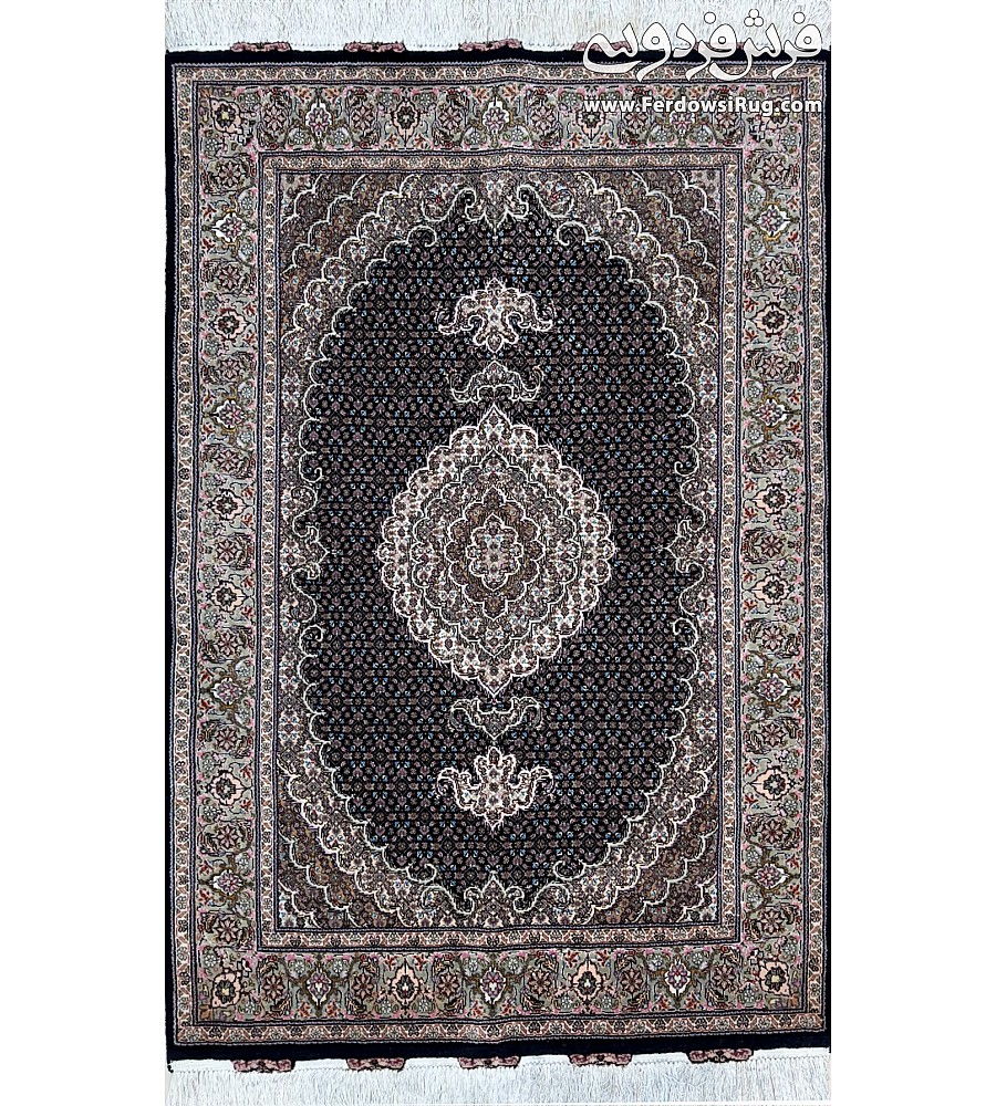 فرش دستباف ذرع و نیم طرح ریزماهی تبریز با رنگ های گرم و نقوش سنتی مناسب دکوراسیون کلاسیک و مدرن