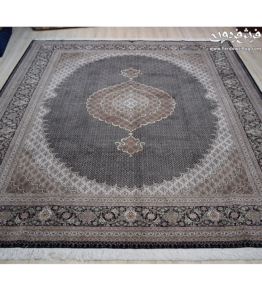 فرش دستباف 9 متری طرح ریزماهی عبداللهی رنگ سرمه ای با کیفیت بالا مناسب دکوراسیون کلاسیک تولید تبریز