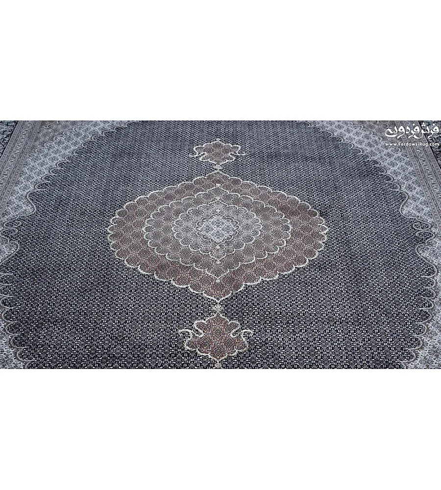 فرش دستباف 9 متری طرح ریزماهی عبداللهی رنگ سرمه ای با کیفیت بالا مناسب دکوراسیون کلاسیک تولید تبریز