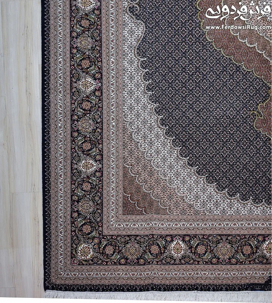 فرش دستباف 9 متری طرح ریزماهی عبداللهی رنگ سرمه ای با کیفیت بالا مناسب دکوراسیون کلاسیک تولید تبریز