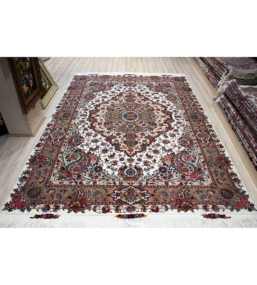 فرش دستباف 9 متری جفتی طرح سالاری مشهد با رنگ زمینه کرم و نقش و نگار سنتی مناسب دکوراسیون کلاسیک