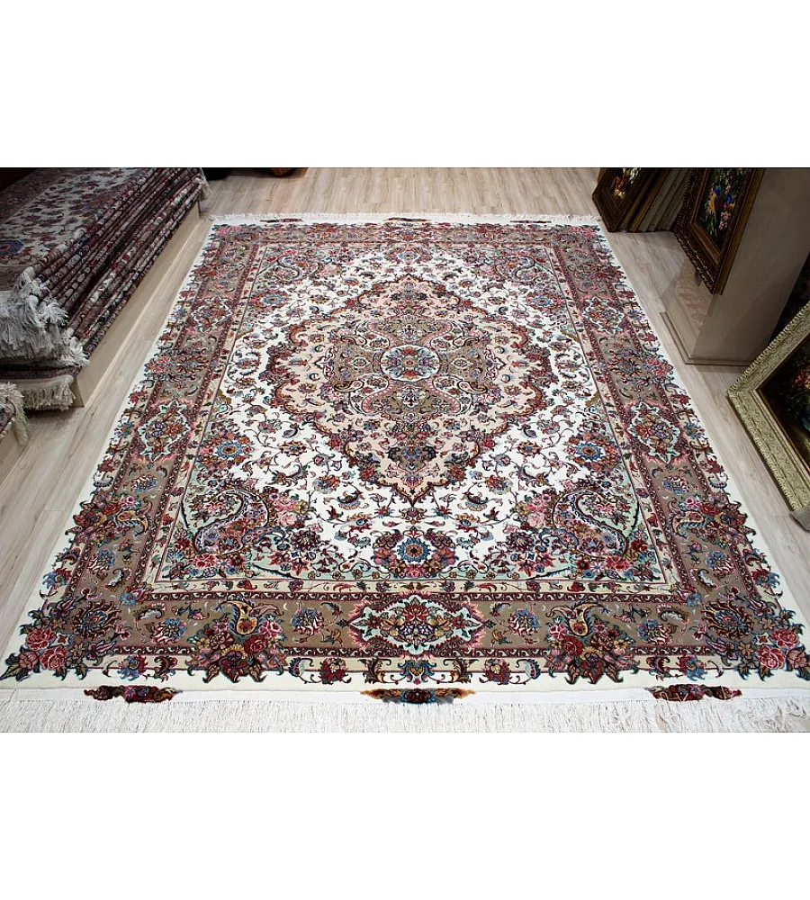 فرش دستباف 9 متری جفتی طرح سالاری مشهد با رنگ زمینه کرم و نقش و نگار سنتی مناسب دکوراسیون کلاسیک