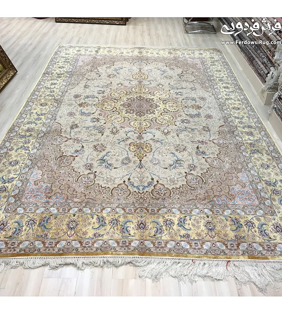 فرش دستباف 9 متری اصفهان با طرح سنتی و رنگ های طبیعی مناسب دکوراسیون کلاسیک و مدرن