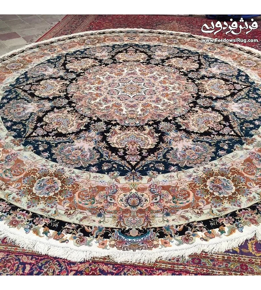 فرش دایره دستباف سالاری تبریز با طرح اصیل ایرانی رنگ لاکی مناسب پذیرایی و اتاق نشیمن