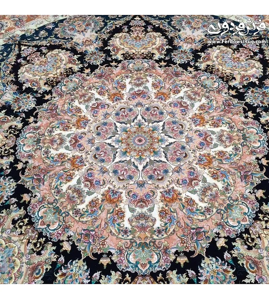 فرش دایره دستباف سالاری تبریز با طرح اصیل ایرانی رنگ لاکی مناسب پذیرایی و اتاق نشیمن