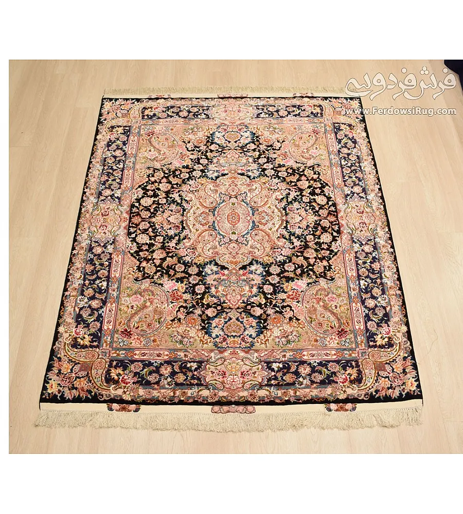 فرش دستباف قالیچه 3 متری طرح سالاری بافت تبریز با رنگ های گرم و نقوش سنتی مناسب دکوراسیون کلاسیک و مدرن