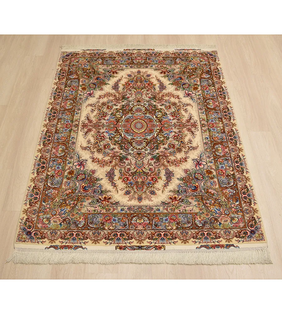 فرش دستباف قالیچه 3 متری طرح خطیبی کرم با حاشیه طلایی مناسب دکوراسیون کلاسیک و مدرن ساخت تبریز