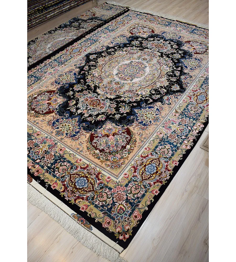 فرش دستباف 6 متری جفت طرح خطیبی رنگ سرمه ای بافته شده در تبریز مناسب برای دکوراسیون کلاسیک و مدرن