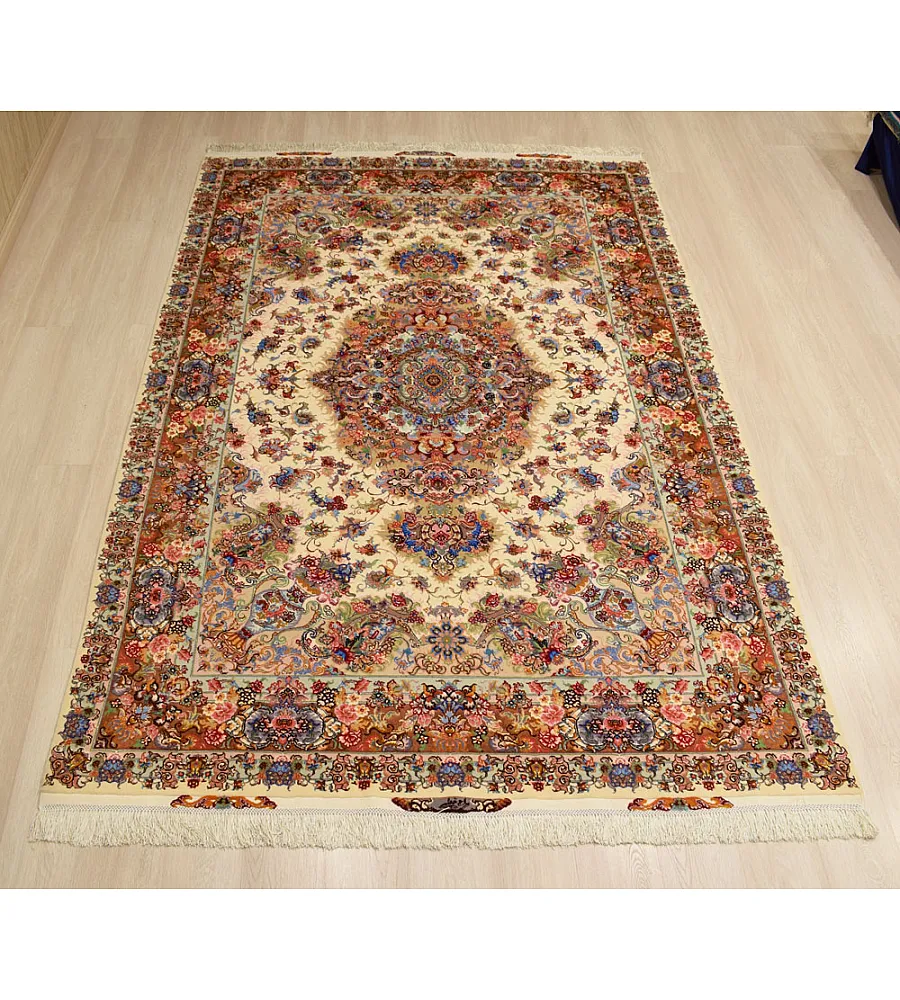 فرش دستباف 6 متری طرح خطیبی رنگ کرم با حاشیه ابریشم تولید تبریز مناسب دکوراسیون کلاسیک و فضای لوکس