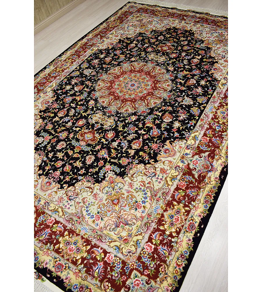 فرش دستباف 6 متری طرح علیا رنگ مشکی با حاشیه مسی مناسب دکوراسیون کلاسیک تولید تبریز
