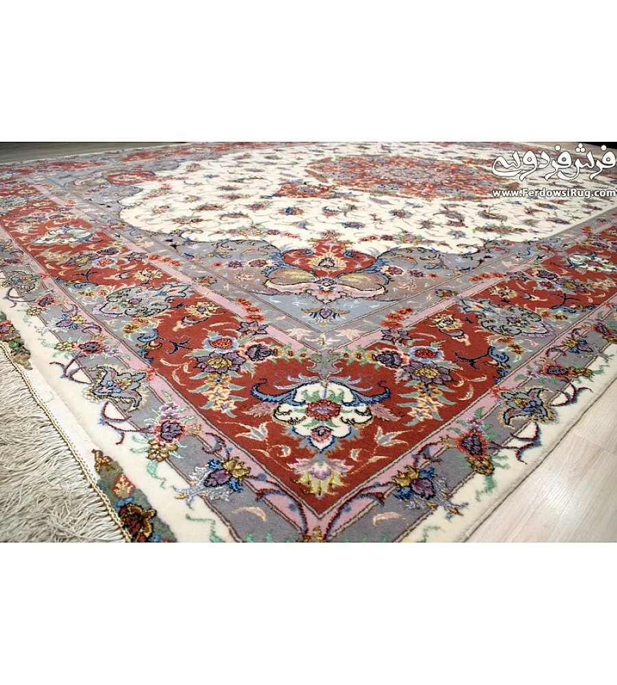 فرش 9 متری دستباف طرح خطیبی رنگ کرم حاشیه مسی بافت مشهد مناسب دکوراسیون کلاسیک و اصیل ایرانی