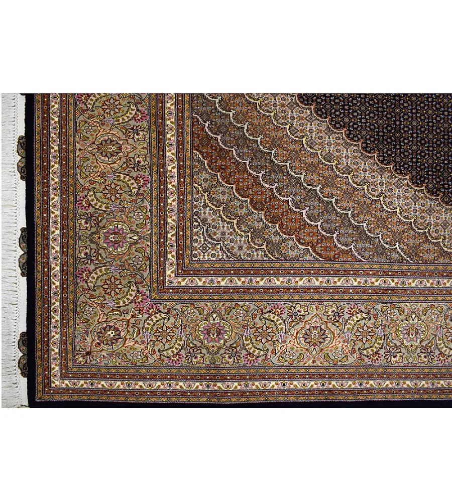 فرش دستباف 9 متری جفت طرح ریزماهی کمال الملک زمینه مشکی بافته شده در تبریز مناسب دکوراسیون کلاسیک و اصیل