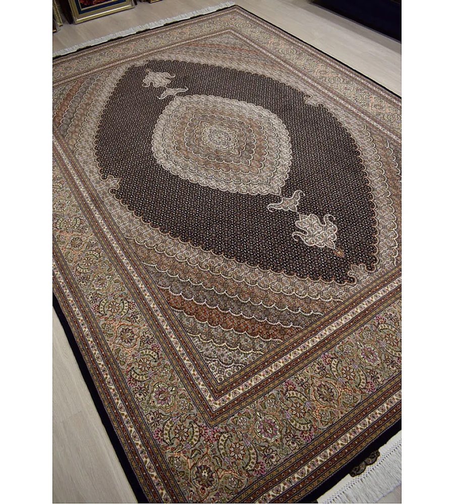 فرش دستباف 9 متری جفت طرح ریزماهی کمال الملک زمینه مشکی بافته شده در تبریز مناسب دکوراسیون کلاسیک و اصیل