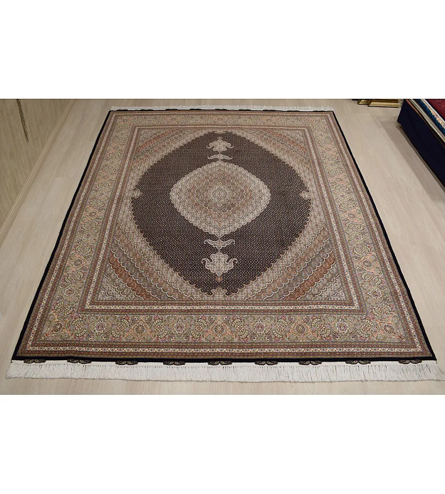 فرش دستباف 9 متری جفت طرح ریزماهی کمال الملک زمینه مشکی بافته شده در تبریز مناسب دکوراسیون کلاسیک و اصیل