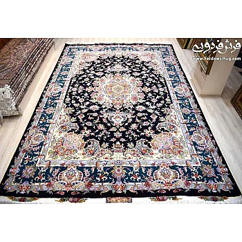 فرش دستباف ۹ متری طرح خطیبی سرمه‌ای حاشیه آبی بافت مشهد