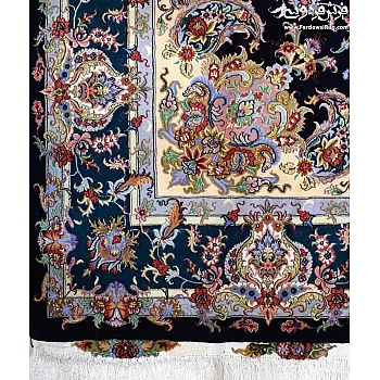 فرش دستباف ۹ متری طرح خطیبی سرمه‌ای حاشیه آبی بافت مشهد