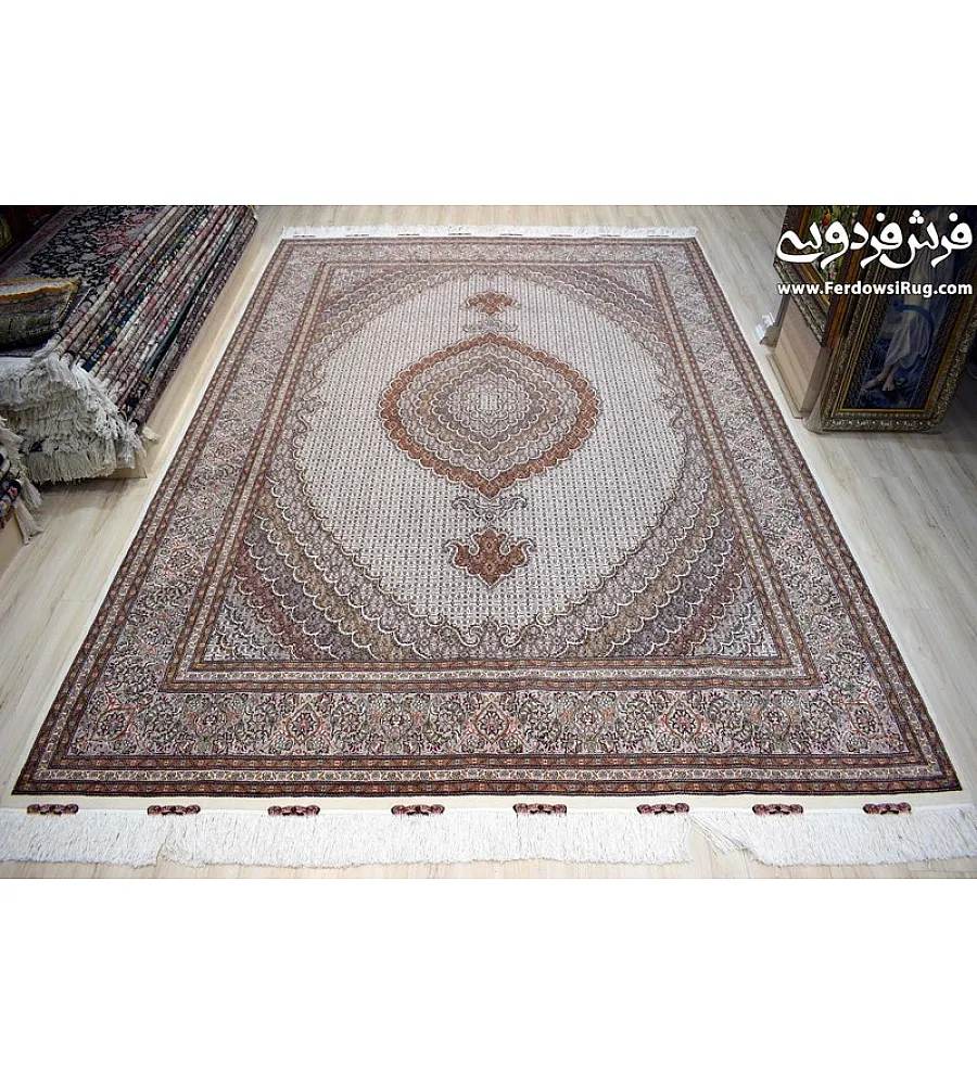 فرش دستباف 9متری طرح ریزماهی کمال الملک رنگ کرم با حاشیه سبز مناسب دکوراسیون کلاسیک و مدرن ساخت تبریز