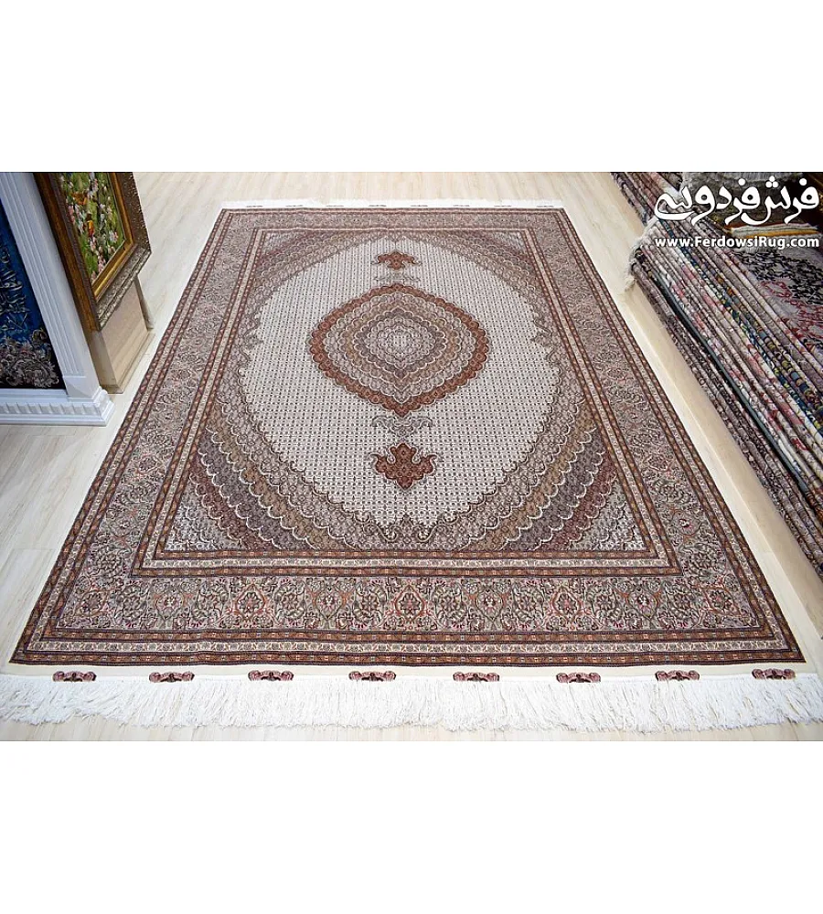 فرش دستباف 9متری طرح ریزماهی کمال الملک رنگ کرم با حاشیه سبز مناسب دکوراسیون کلاسیک و مدرن ساخت تبریز