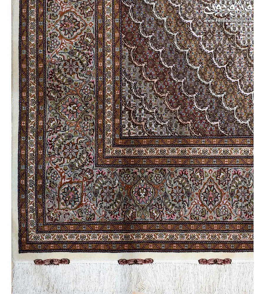 فرش دستباف 9متری طرح ریزماهی کمال الملک رنگ کرم با حاشیه سبز مناسب دکوراسیون کلاسیک و مدرن ساخت تبریز