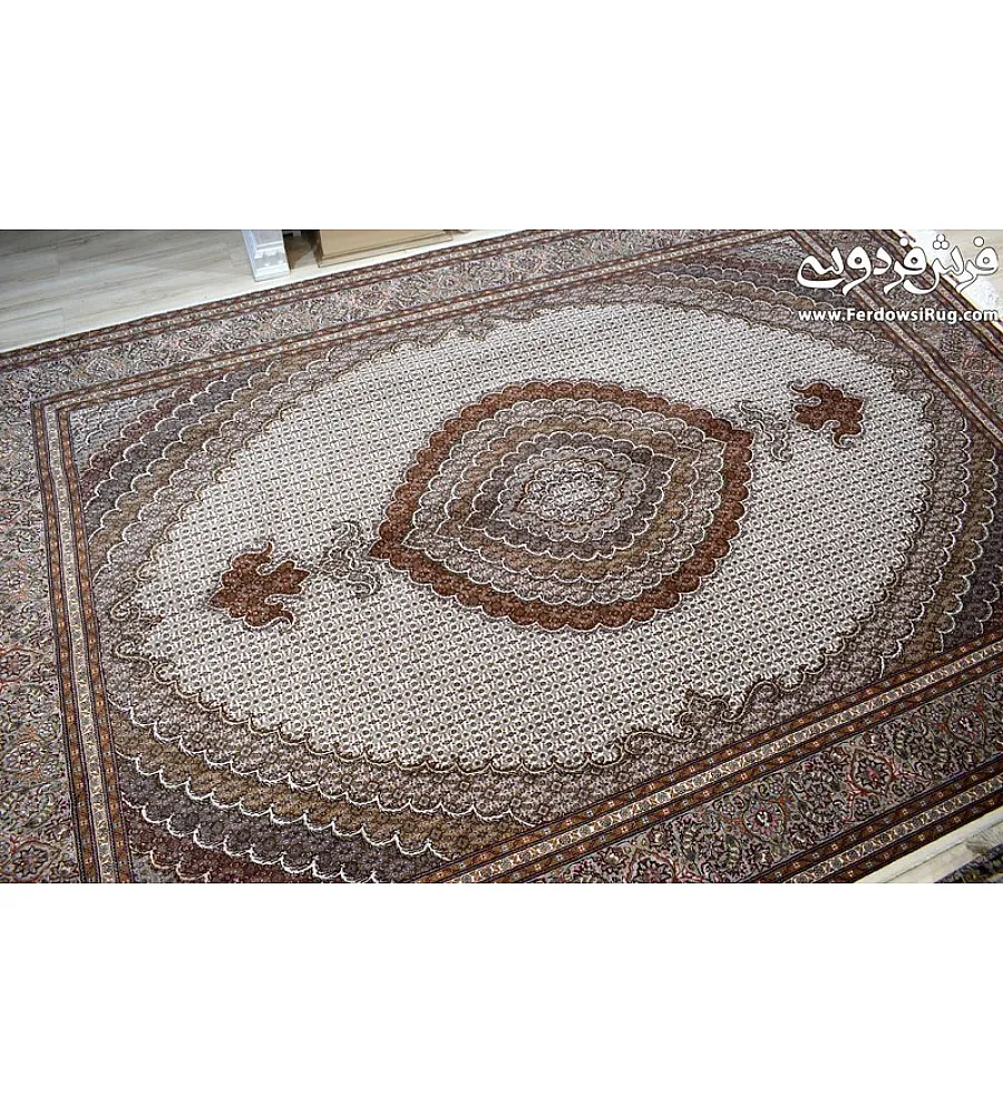 فرش دستباف 9متری طرح ریزماهی کمال الملک رنگ کرم با حاشیه سبز مناسب دکوراسیون کلاسیک و مدرن ساخت تبریز