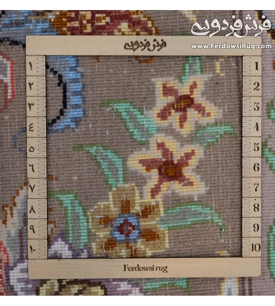 فرش دستباف 9 متری طرح علیزاده با حاشیه قهوه ای و نقشه سنتی مناسب دکوراسیون پذیرایی ساخت خراسان