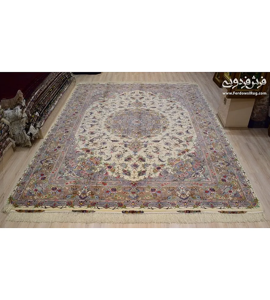 فرش دستباف 9 متری طرح علیزاده با حاشیه قهوه ای و نقشه سنتی مناسب دکوراسیون پذیرایی ساخت خراسان