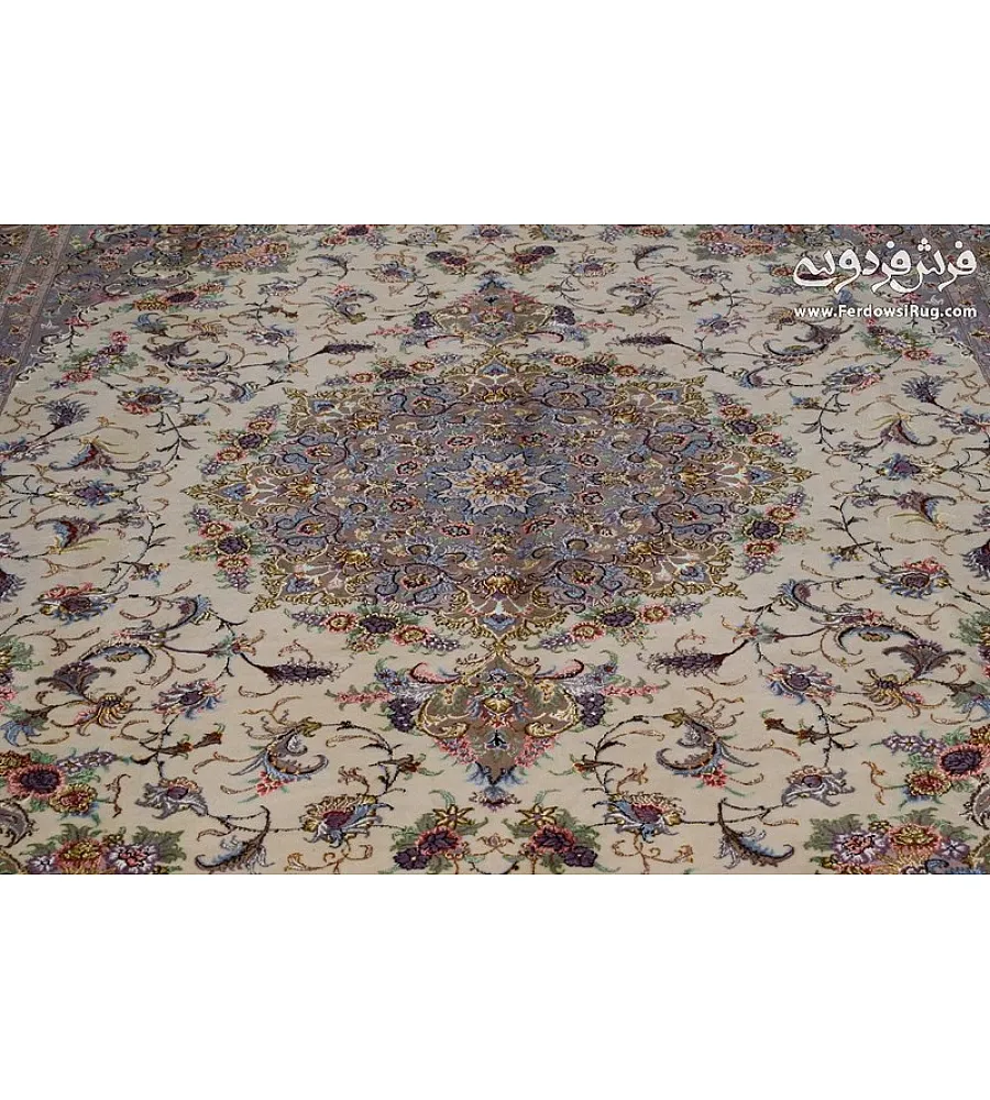 فرش دستباف 9 متری طرح علیزاده با حاشیه قهوه ای و نقشه سنتی مناسب دکوراسیون پذیرایی ساخت خراسان