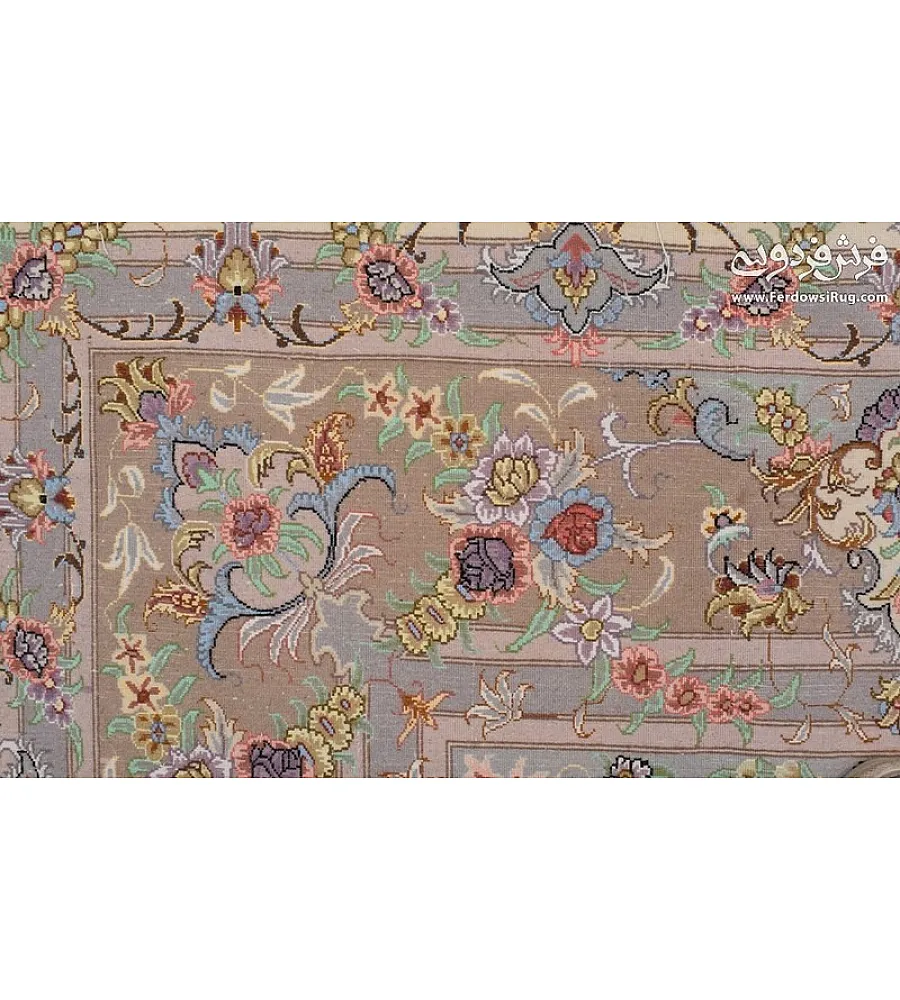 فرش دستباف 9 متری طرح علیزاده با حاشیه قهوه ای و نقشه سنتی مناسب دکوراسیون پذیرایی ساخت خراسان