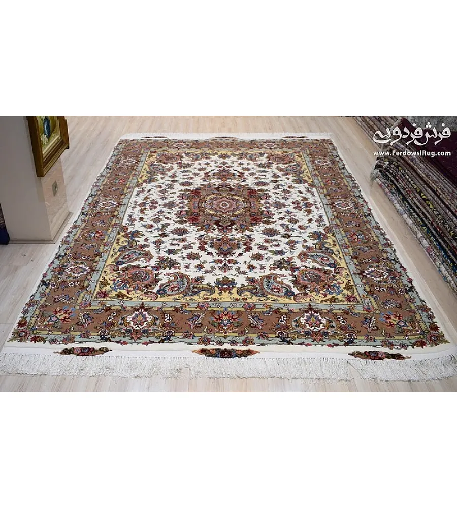 فرش دستباف 9 متری جفتی طرح خطیبی رنگ کرم تولید شده در مشهد مناسب دکوراسیون کلاسیک و سنتی با کیفیت بالا