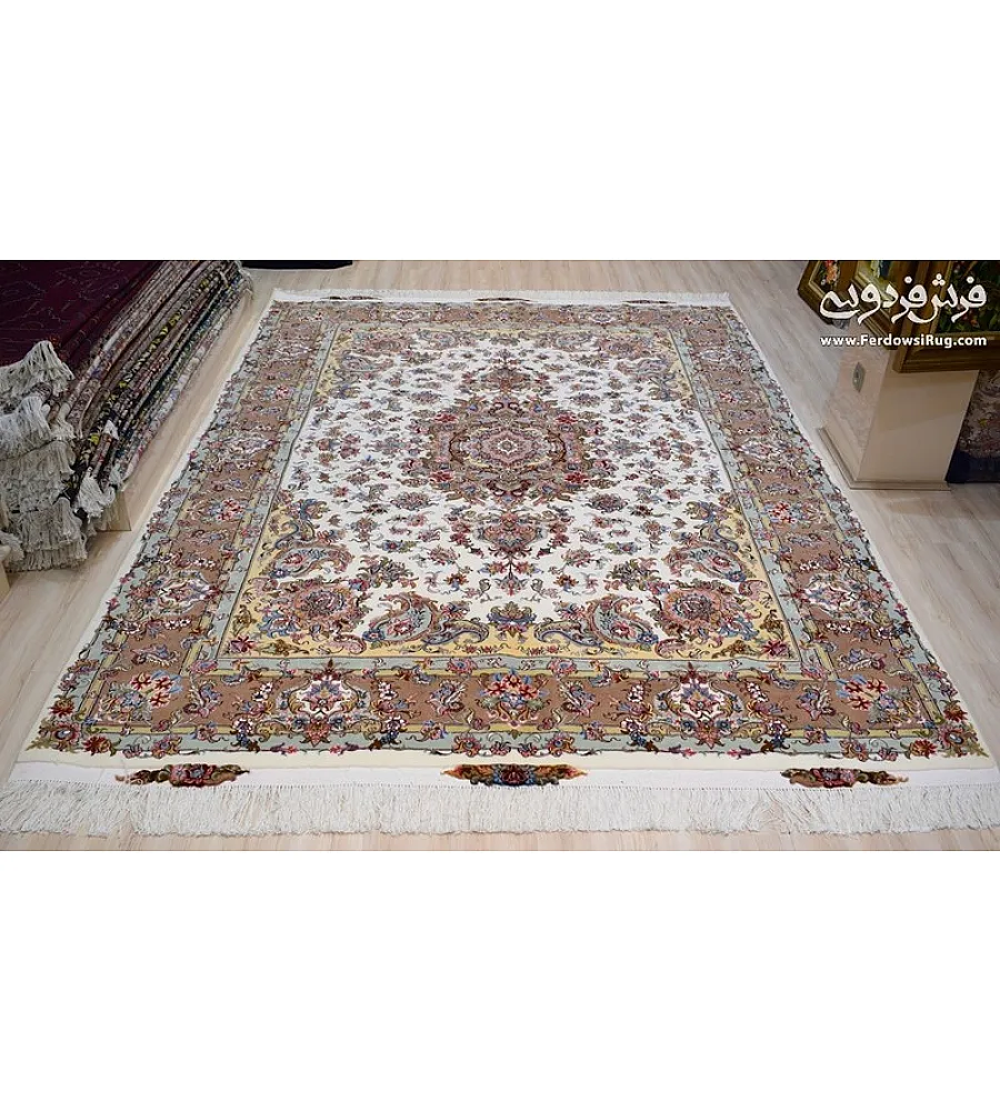 فرش دستباف 9 متری جفتی طرح خطیبی رنگ کرم تولید شده در مشهد مناسب دکوراسیون کلاسیک و سنتی با کیفیت بالا