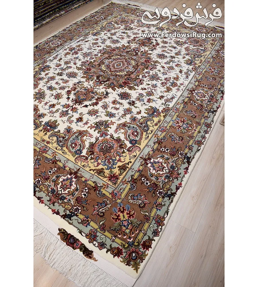 فرش دستباف 9 متری جفتی طرح خطیبی رنگ کرم تولید شده در مشهد مناسب دکوراسیون کلاسیک و سنتی با کیفیت بالا