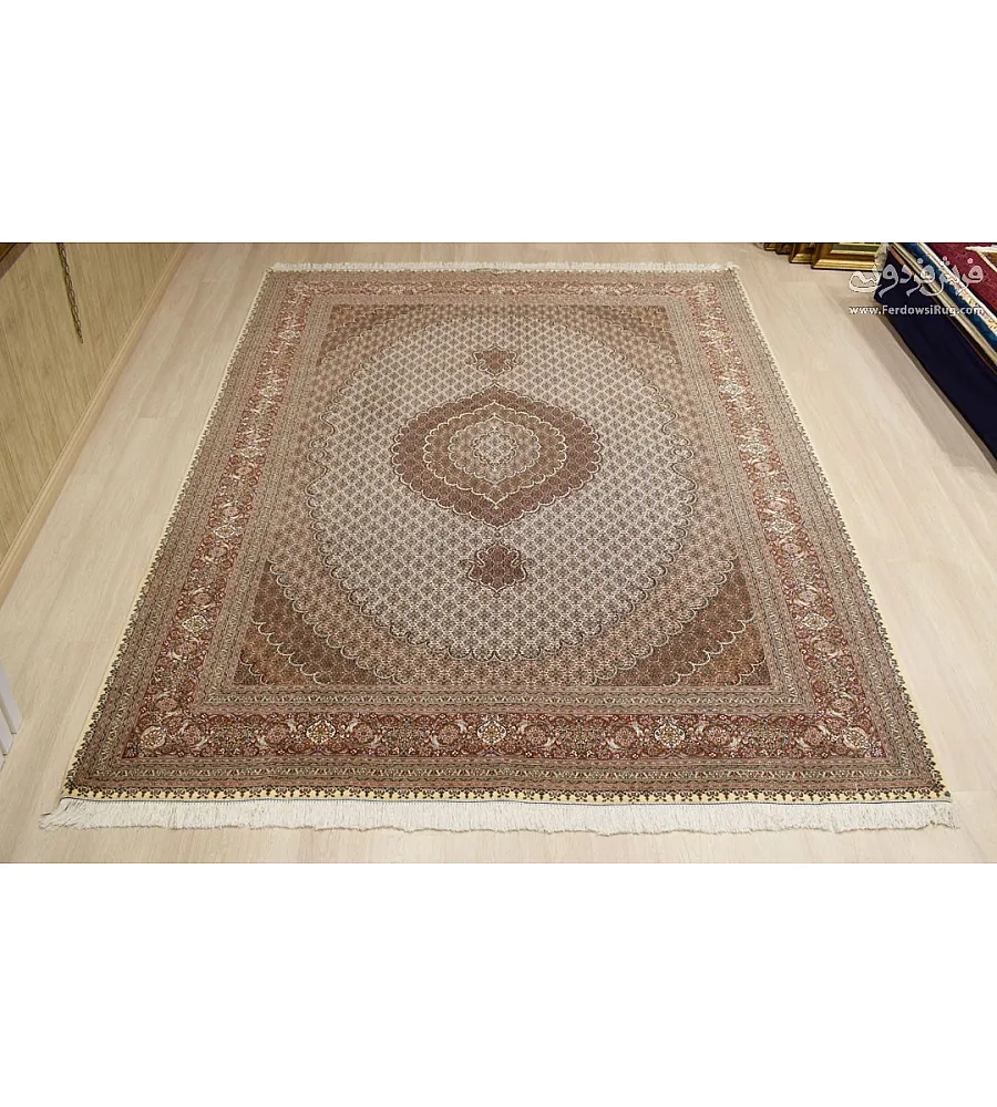 فرش دستباف تبریز طرح ریزماهی کرم جفت 9متری کیفیت بالا مناسب دکوراسیون کلاسیک و مدرن ساخته شده توسط استاد عبدالهی