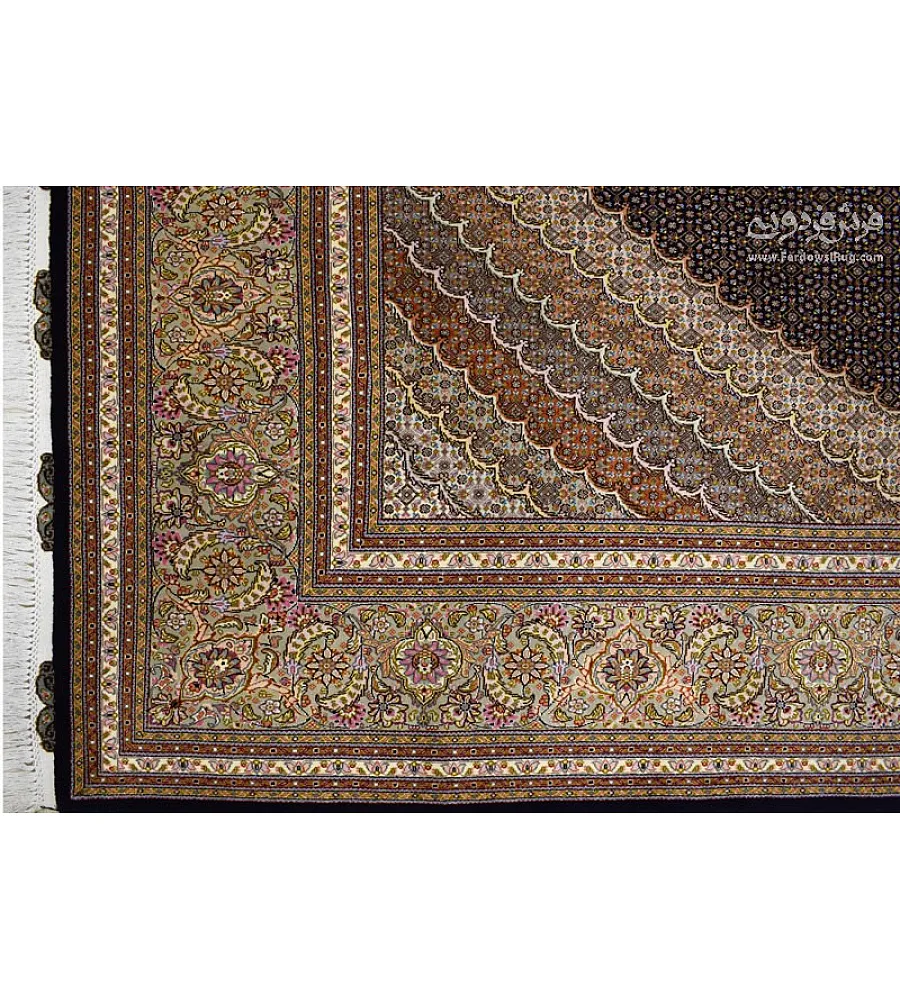 فرش دستباف 9 متری طرح ریزماهی کمال الملک رنگ سرمه ای تولید تبریز مناسب برای دکوراسیون کلاسیک و سنتی