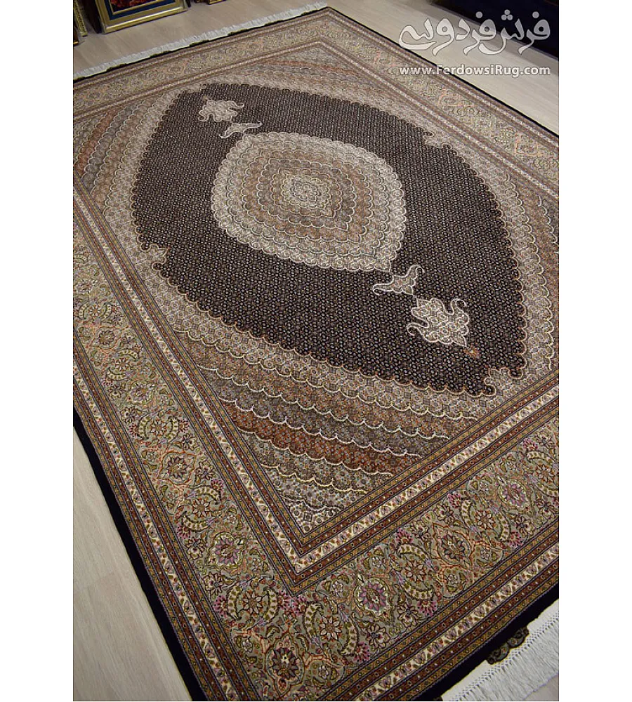 فرش دستباف 9 متری طرح ریزماهی کمال الملک رنگ سرمه ای تولید تبریز مناسب برای دکوراسیون کلاسیک و سنتی