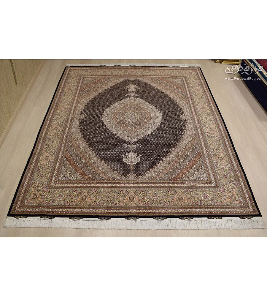 فرش دستباف 9 متری طرح ریزماهی کمال الملک رنگ سرمه ای تولید تبریز مناسب برای دکوراسیون کلاسیک و سنتی