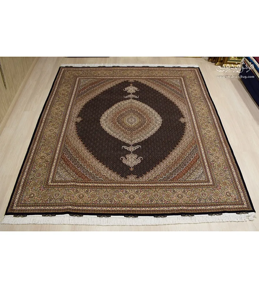 فرش دستباف 9 متری طرح ریزماهی کمال الملک رنگ سرمه ای تولید تبریز مناسب برای دکوراسیون کلاسیک و سنتی