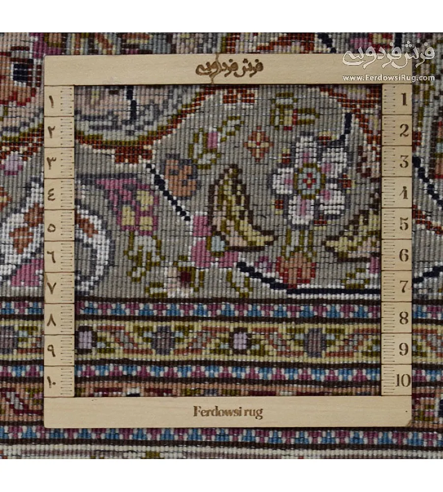 فرش دستباف 9 متری طرح ریزماهی کمال الملک رنگ سرمه ای تولید تبریز مناسب برای دکوراسیون کلاسیک و سنتی