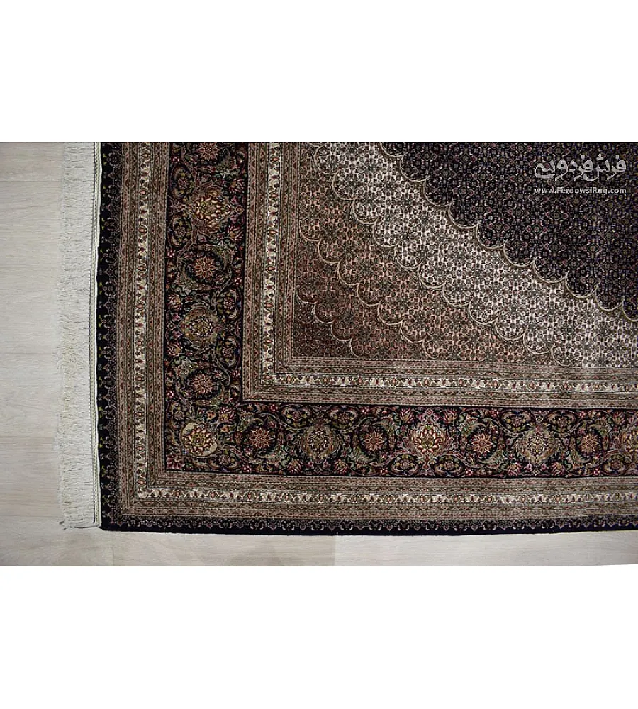 فرش دستباف تبریز طرح ریزماهی عبداللهی جفت 9 متری با رنگ های چشم نواز و کیفیت عالی مناسب دکوراسیون کلاسیک و مدرن