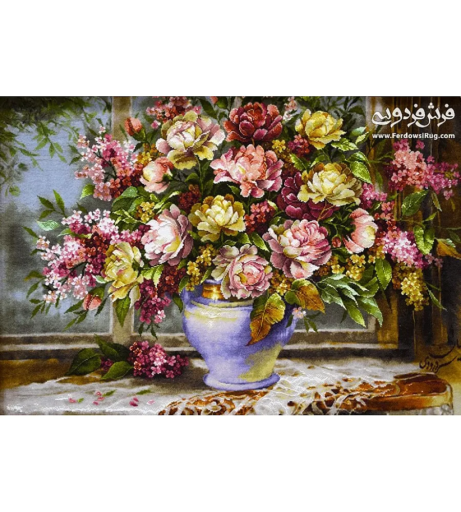 تابلو فرش دستباف تبریز طرح گلدان روی میز چوبی با گلهای رنگارنگ مناسب دکوراسیون داخلی