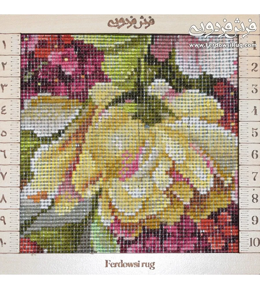 تابلو فرش دستباف تبریز طرح گلدان روی میز چوبی با گلهای رنگارنگ مناسب دکوراسیون داخلی