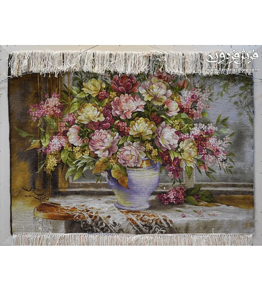 تابلو فرش دستباف تبریز طرح گلدان روی میز چوبی با گلهای رنگارنگ مناسب دکوراسیون داخلی