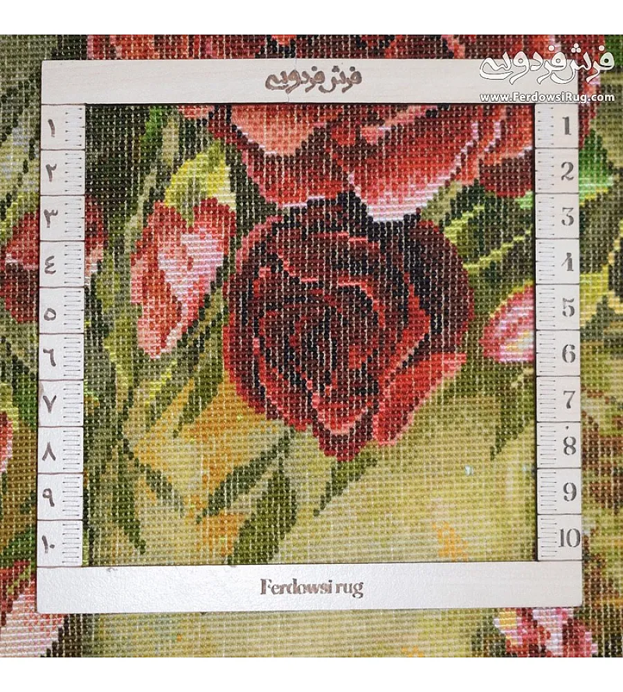 تابلو فرش دستباف تبریز طرح سبد گل رز قرمز مصنوعی طرح زیبا زینتی مناسب دکوراسیون داخلی شیک و خاص