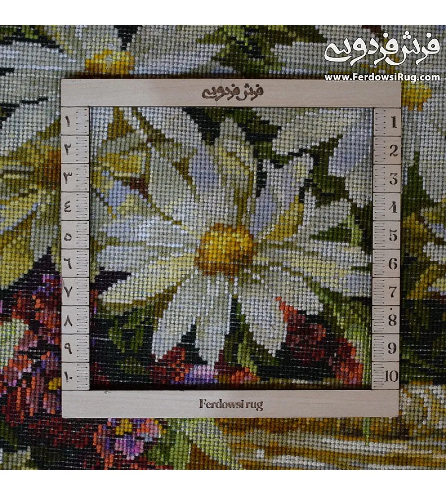 تابلو فرش دستباف تبریز با طرح سبد گل رنگارنگ بافته شده از نخ پشم و ابریشم مناسب تزئین دیوار