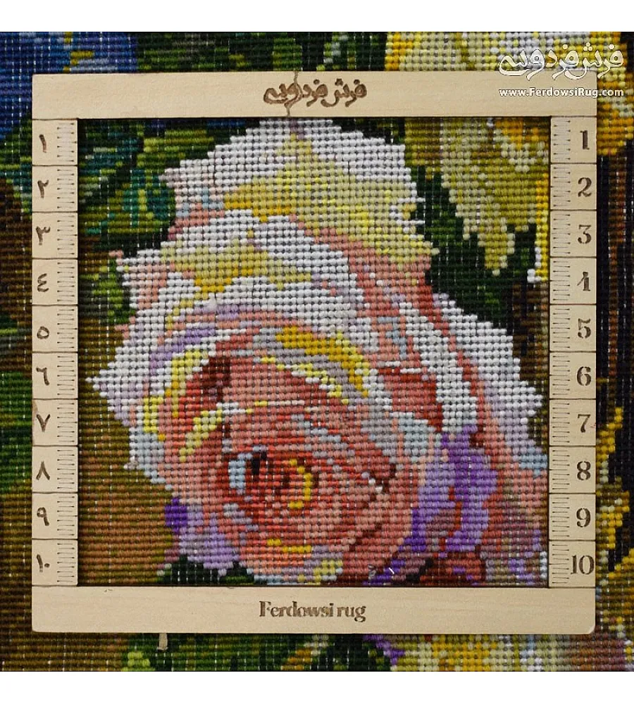 تابلو فرش دستباف تبریز طرح گل رز کاغذی با رنگ های زنده و کیفیت بالا مناسب دکوراسیون منزل