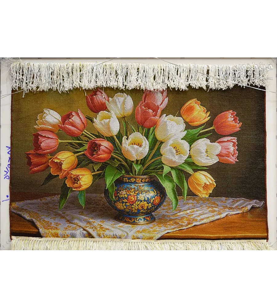 تابلو فرش دستباف طرح گل و گلدان ساخته شده در تبریز با رنگ های زنده مناسب دکوراسیون داخلی