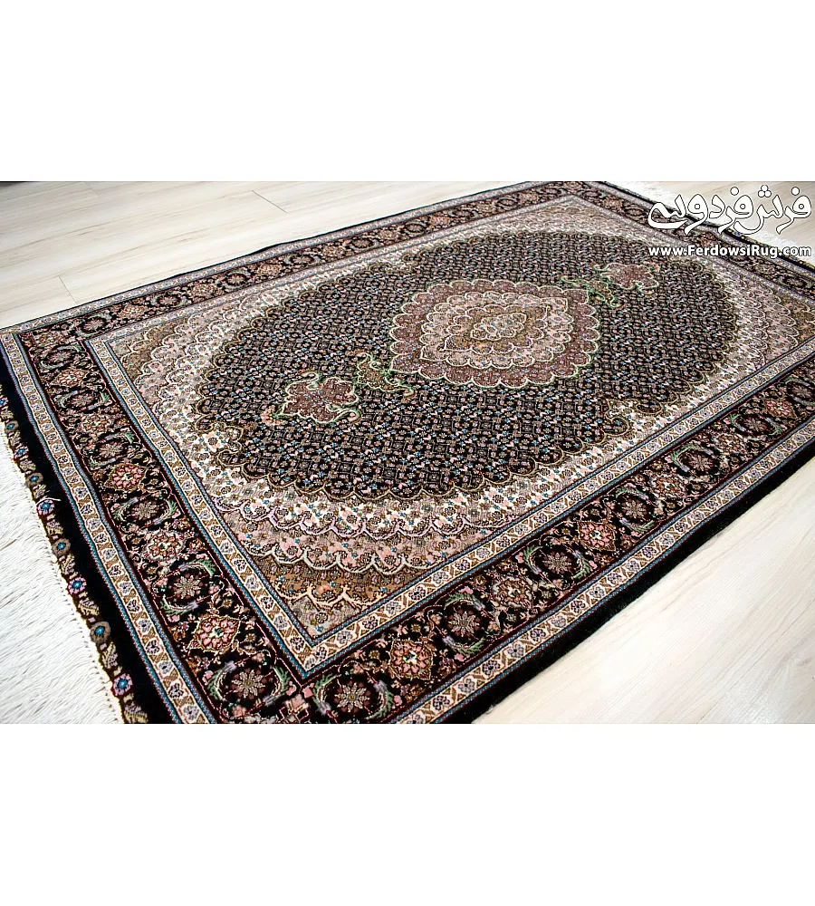 فرش دستباف ذرع و نیم نقشه ریزماهی کمال الملک با حاشیه سرمه ای مناسب دکوراسیون کلاسیک تولید شده در تبریز