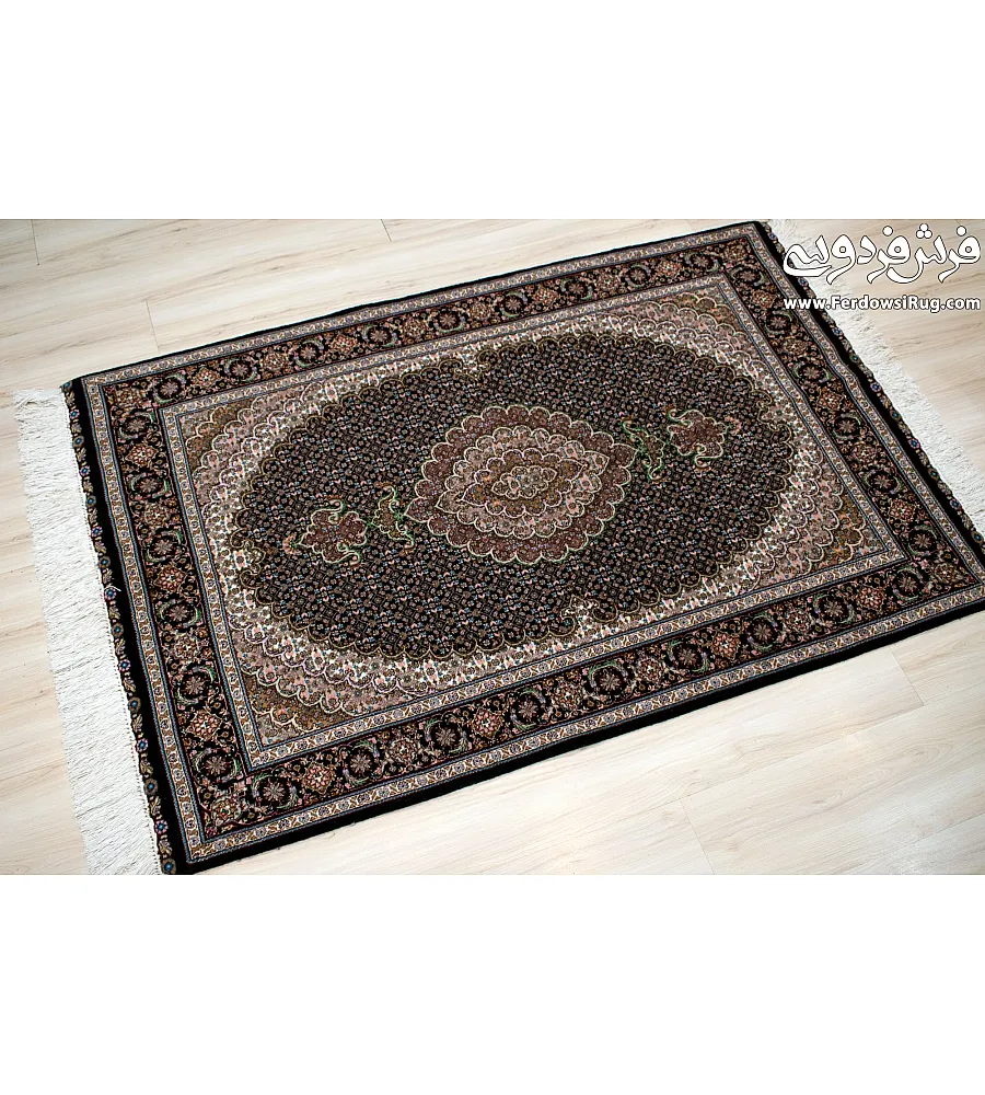 فرش دستباف ذرع و نیم نقشه ریزماهی کمال الملک با حاشیه سرمه ای مناسب دکوراسیون کلاسیک تولید شده در تبریز