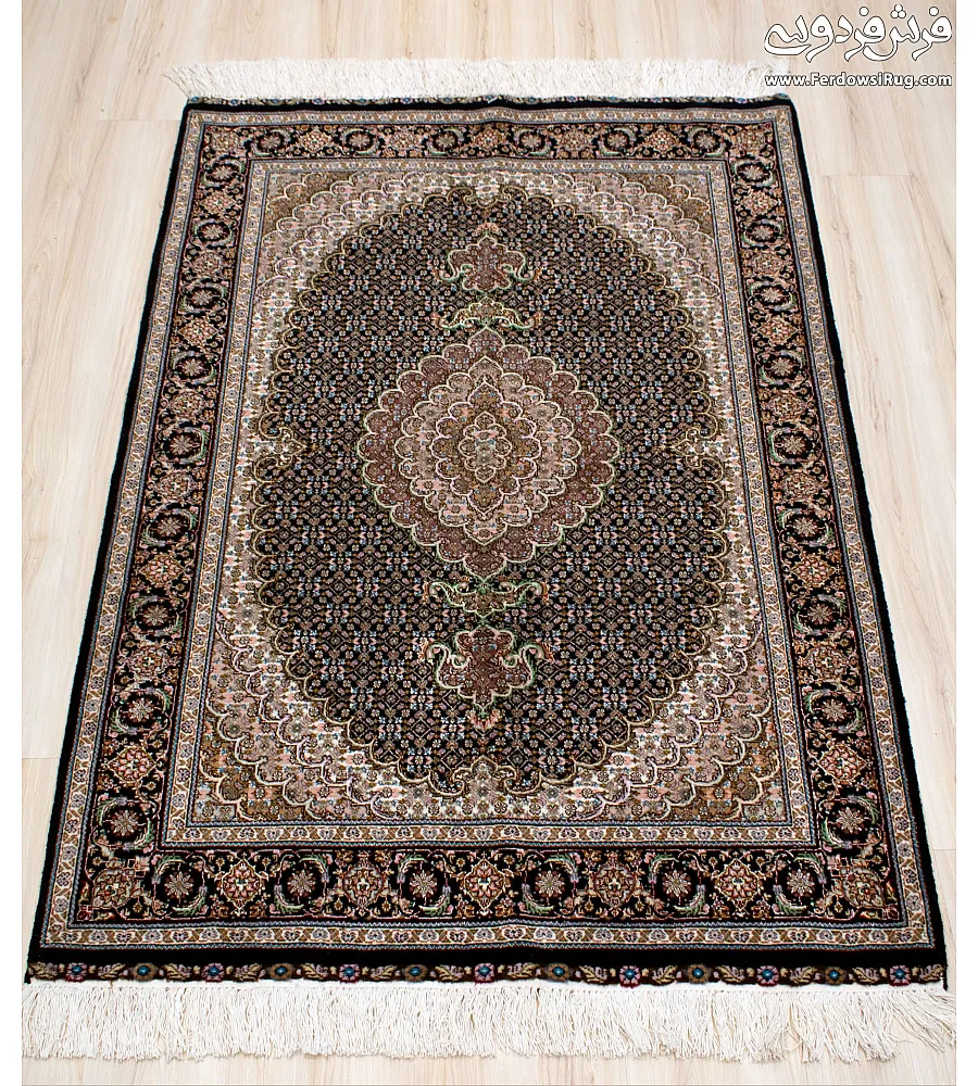 فرش دستباف ذرع و نیم نقشه ریزماهی کمال الملک با حاشیه سرمه ای مناسب دکوراسیون کلاسیک تولید شده در تبریز