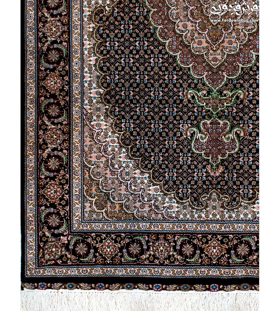 فرش دستباف ذرع و نیم نقشه ریزماهی کمال الملک با حاشیه سرمه ای مناسب دکوراسیون کلاسیک تولید شده در تبریز